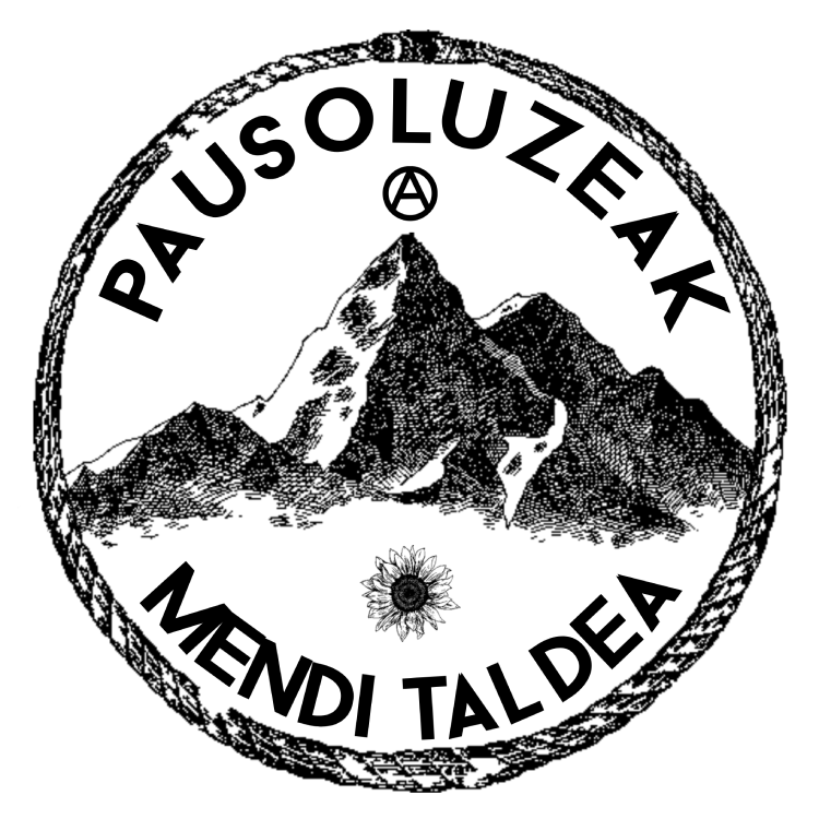 Logotipo del Grupo Excursionista Pausoluzeak. Dentro de una circunferencia formada por una soga con un cierre, aparece el texto "Pausoluzeak mendi taldea" junto a una montaña, una A de anarquía y un eguzkilore.