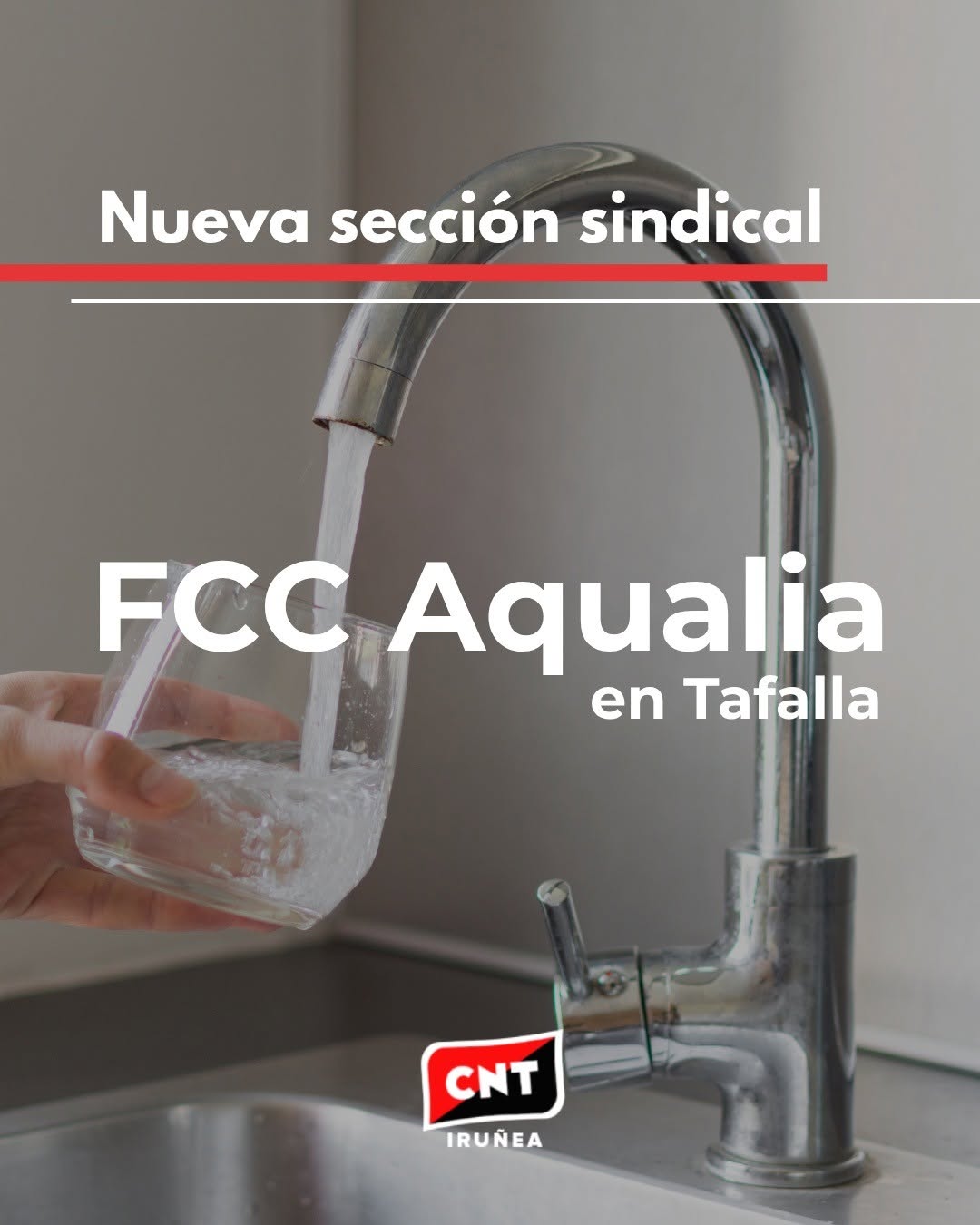 Cartel de CNT Iruñea: «Nueva sección sindical FCC Aqualia en Tafalla», sobre la foto de una mano llenando un vaso de agua del grifo.